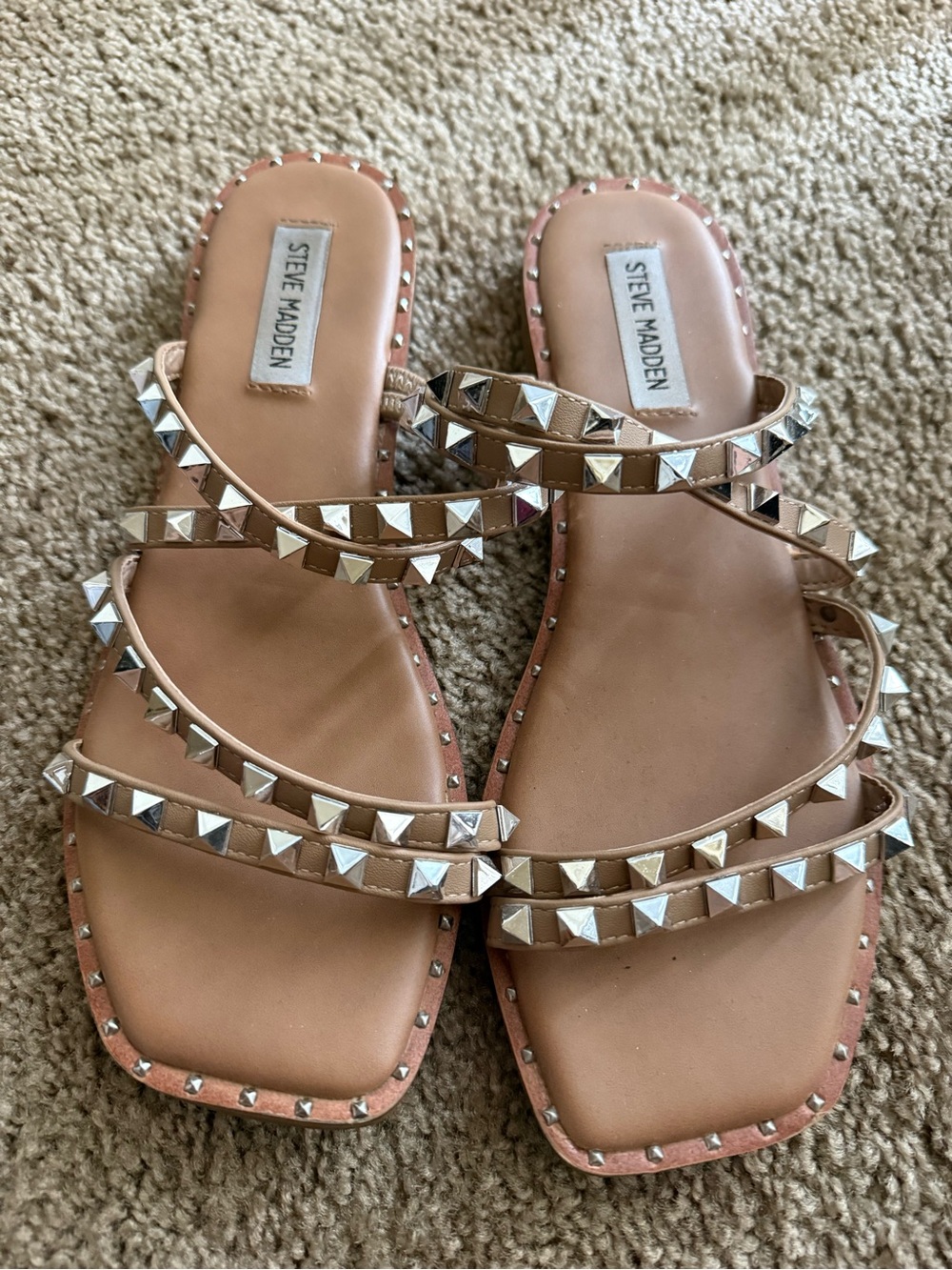 Women’s Steve Madden studded sandals 💛